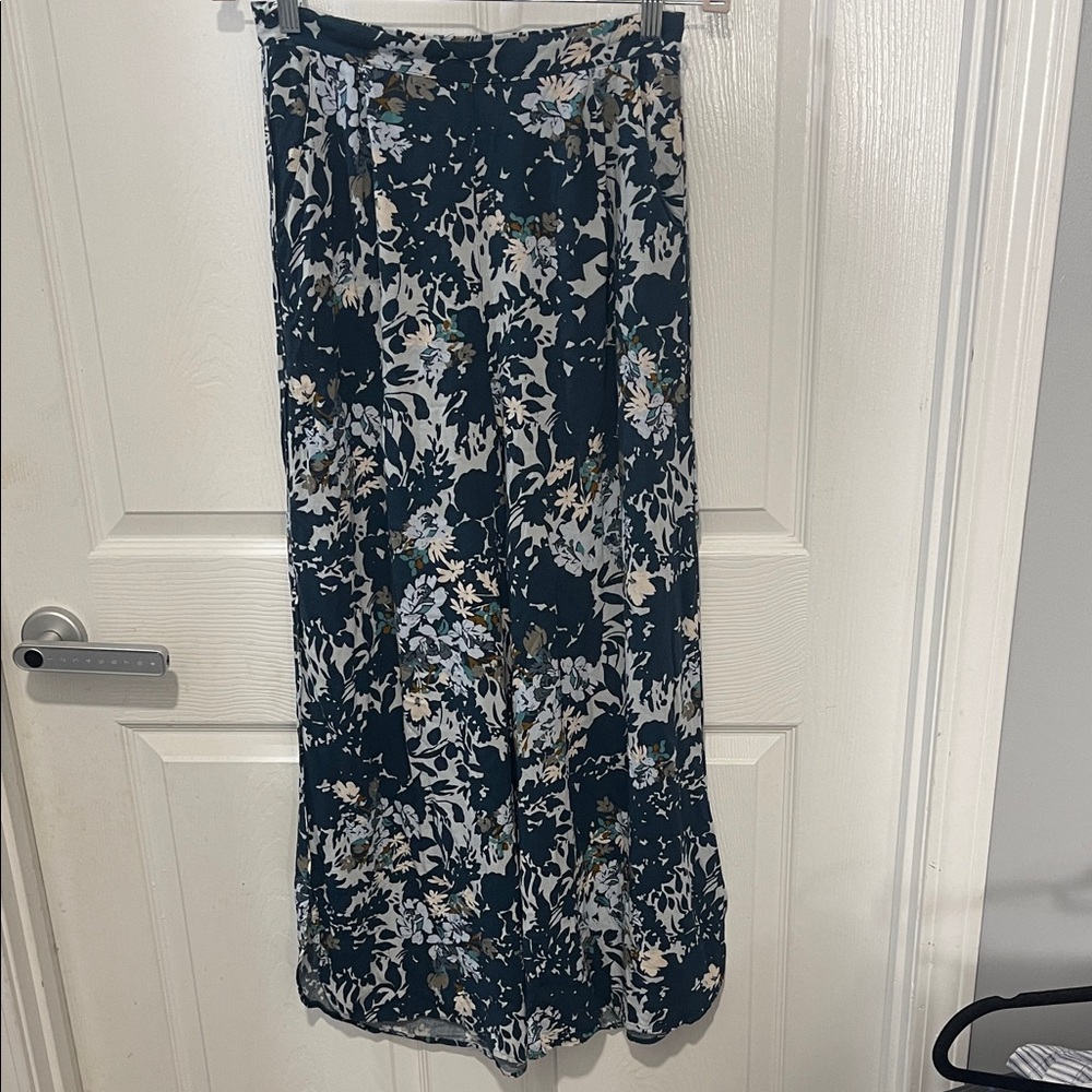 Free People Floral Pants with pockets- Blue and White